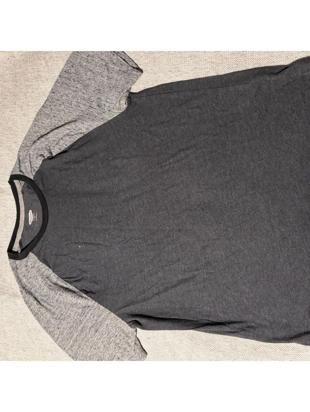 Old Navy Men's Grey and Black Tshirt